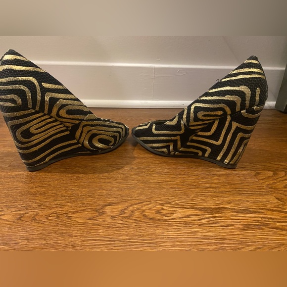 Gold and black wedges - Picture 4 of 6